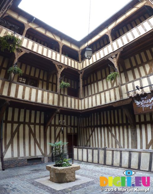 FZ007099-101 Courtyard in Troyes